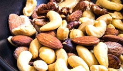 Mẹ ăn hạt, con giảm nguy cơ 
dị ứng thực phẩm