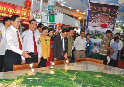 Khai mạc Triển lãm - Hội chợ “TP Cần Thơ -
10 năm thành tựu và phát triển”