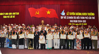 TUYÊN DƯƠNG, KHEN THƯỞNG 150 TẬP THỂ VÀ
CÁ NHÂN TIÊU BIỂU TP CẦN THƠ GIAI ĐOẠN 2004-2013