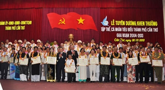 TUYÊN DƯƠNG, KHEN THƯỞNG 150 TẬP THỂ VÀ
CÁ NHÂN TIÊU BIỂU TP CẦN THƠ GIAI ĐOẠN 2004-2013