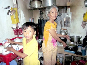 Bà Lùn mong mạnh khỏe để nuôi cháu nội