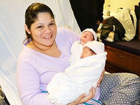 Cặp song sinh 
chào đời cách năm