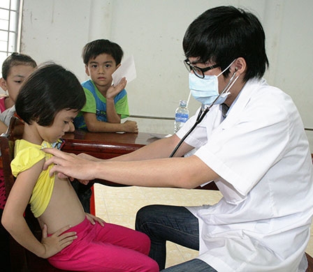 Khám bệnh và cấp phát thuốc miễn phí cho 600 trẻ em có hoàn cảnh khó khăn