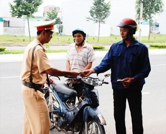 TRIỂN KHAI NHIỀU GIẢI PHÁP GÓP PHẦN GIẢM VÀ KIỀM CHẾ TAI NẠN GIAO THÔNG