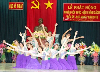 Phía sau những điệu múa...
