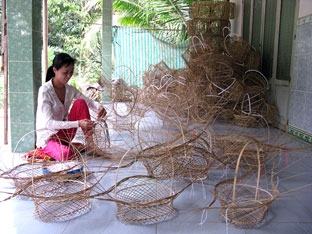 Làng nghề đan giỏ cọng dừa