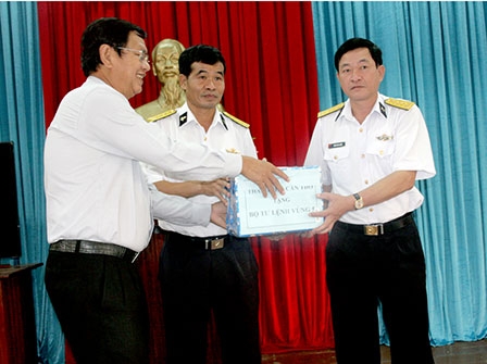 Tổ chức nhiều đoàn thăm và chúc Tết cán bộ, chiến sĩ Vùng 5 Hải quân