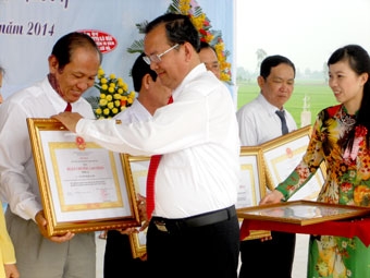 LONG TRỌNG TỔ CHỨC KỶ NIỆM 10 NĂM
THÀNH LẬP HUYỆN CỜ ĐỎ