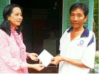 Trao tiền từ thiện