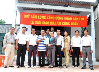 Bàn giao “Mái ấm công đoàn” cho 3 công đoàn viên