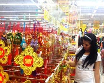 Phong phú hàng trang trí Tết