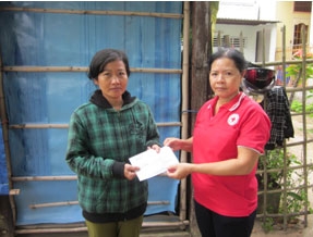 Trao tiền từ thiện