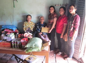 Trao tiền từ thiện