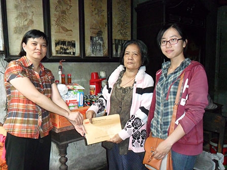 Trao tiền từ thiện