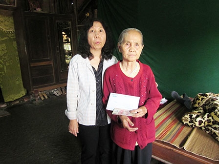 Trao tiền từ thiện