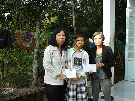 Trao tiền từ thiện