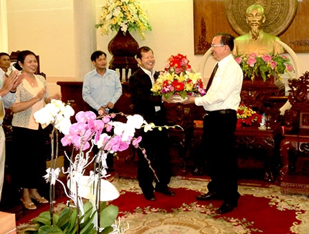 Đoàn đại biểu tỉnh Kampong Chhnang và Tập đoàn EDF chúc Tết lãnh đạo  thành phố