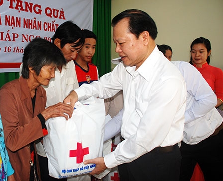 Phó Thủ tướng Vũ Văn Ninh thăm, tặng quà Tết cho hộ nghèo, nạn nhân chất độc da cam