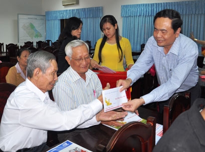 LÃNH ĐẠO THÀNH PHỐ TẶNG QUÀ, CHÚC TẾT CÁC GIA ĐÌNH CHÍNH SÁCH
TIÊU BIỂU, HỘ NGHÈO, CÁC CỤ TRÊN 100 TUỔI