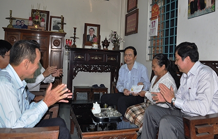 Bí thư Thành ủy chúc Tết và tặng quà gia đình
các đồng chí nguyên lãnh đạo cơ quan Trung ương và tỉnh Hậu Giang, tỉnh Cần Thơ đã từ trần