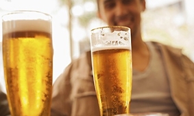 Rượu bia làm trí não đàn ông trung niên lão hóa nhanh