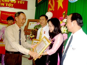 11 ĐẢNG VIÊN NHẬN HUY HIỆU 40 NĂM, 30 NĂM
TUỔI ĐẢNG