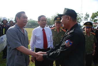 Đồng chí Lê Hồng Anh thăm, tặng quà Tết cán bộ, chiến sĩ Trung đoàn cảnh sát cơ động Tây Nam Bộ