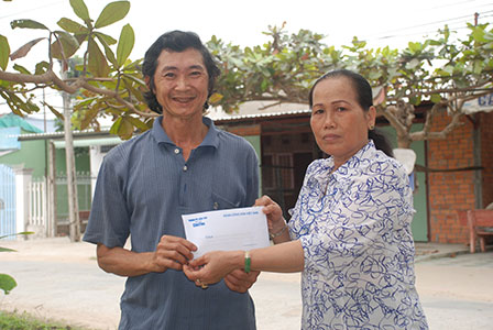 Trao tiền từ thiện