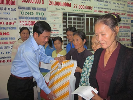 Trao tiền bệnh nhân nghèo, có hoàn cảnh đặc biệt khó khăn theo địa chỉ nhân đạo