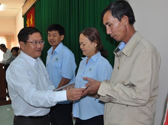 Lãnh đạo Liên đoàn Lao động thành phố tặng quà
cho 400 công nhân lao động gặp hoàn cảnh khó khăn