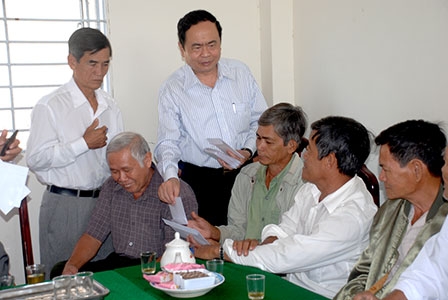 Bí thư Thành ủy Cần Thơ 
thăm, tặng quà Tết cho gia đình chính sách huyện Châu Thành A, tỉnh Hậu Giang