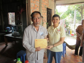 Trao tiền từ thiện