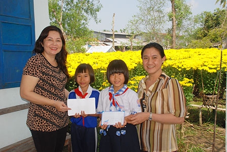 Trao tiền từ thiện