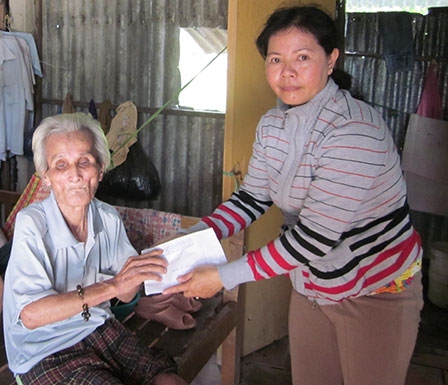 Trao tiền từ thiện