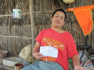 Trao tiền từ thiện