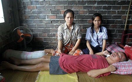 Sau tai nạn, anh Hậu sống đời thực vật