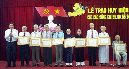 Muốn xây dựng Đảng 
trong sạch vững mạnh phải lấy dân làm gốc