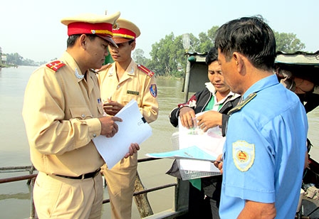 Kiểm tra, nhắc nhở chủ phương tiện đảm bảo an toàn giao thông bến khách ngang sông