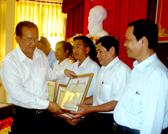 NÂNG CAO VAI TRÒ CỦA MẶT TRẬN VÀ CÁC ĐOÀN THỂ CÁC CẤP TRONG GIÁM SÁT VIỆC THỰC HIỆN QUY CHẾ DÂN CHỦ Ở CƠ SỞ