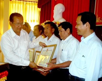 NÂNG CAO VAI TRÒ CỦA MẶT TRẬN VÀ CÁC ĐOÀN THỂ CÁC CẤP TRONG GIÁM SÁT VIỆC THỰC HIỆN QUY CHẾ DÂN CHỦ Ở CƠ SỞ