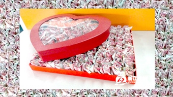 Cầu hôn với 999 đóa hồng gấp từ tiền giấy