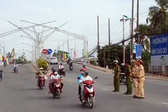 THỰC HIỆN NHIỀU GIẢI PHÁP KIỀM CHẾ TAI NẠN GIAO THÔNG
