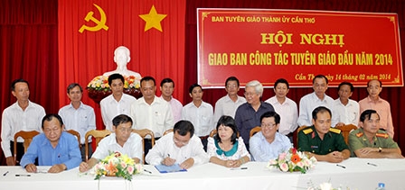 Ký kết giao ước thi đua thực hiện công tác
tuyên giáo năm 2014