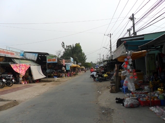 Quan tâm giữ gìn trật tự, an toàn giao thông chợ tạm Rạch Cam