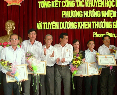 Tuyên dương 20 gia đình thạc sĩ, tiến sĩ