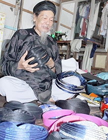 Người giữ hồn khăn đóng