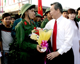 LONG TRỌNG TỔ CHỨC LỄ GIAO NHẬN QUÂN ĐỢT 1 NĂM 2014