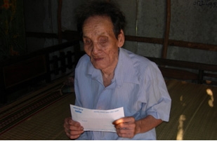 Trao tiền từ thiện