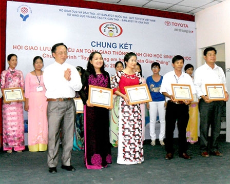 Bổ sung kiến thức và hình thành kỹ năng cơ bản về an toàn giao thông cho học sinh tiểu học