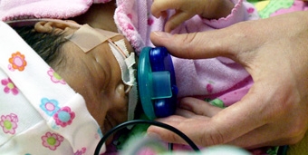 Giọng hát của mẹ giúp cải thiện sức khỏe trẻ sinh non